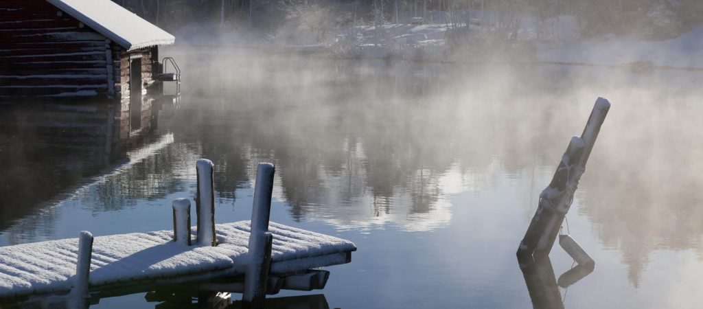 sauna extérieur lac tradition finlandaise bien être