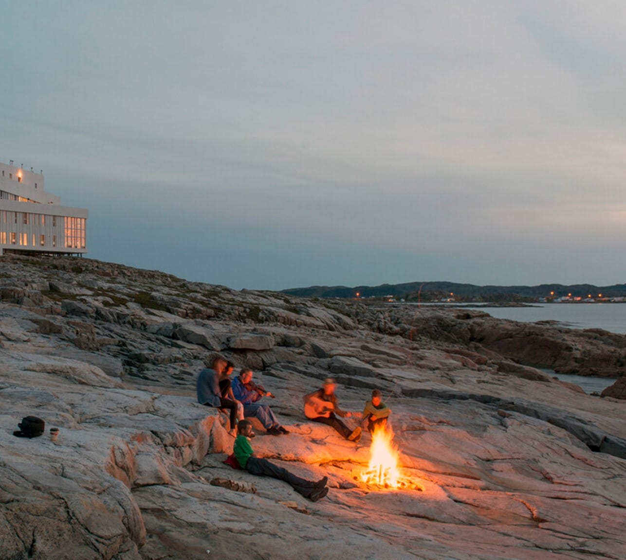 Fogo Island Inn soirée feu de camp Canada