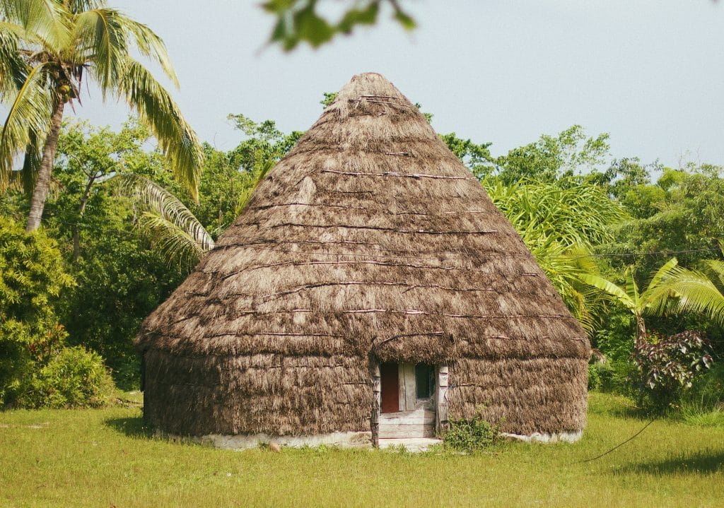 Immersion dans la tribu Ouipoin Nouvelle Calédonie habitation locale type faré