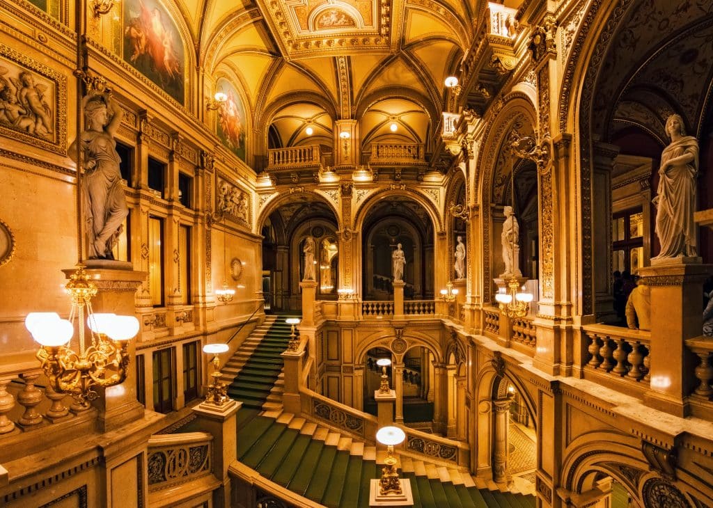 Participer au grand bal de l'Opéra de Vienne Autriche entrée principale batiment