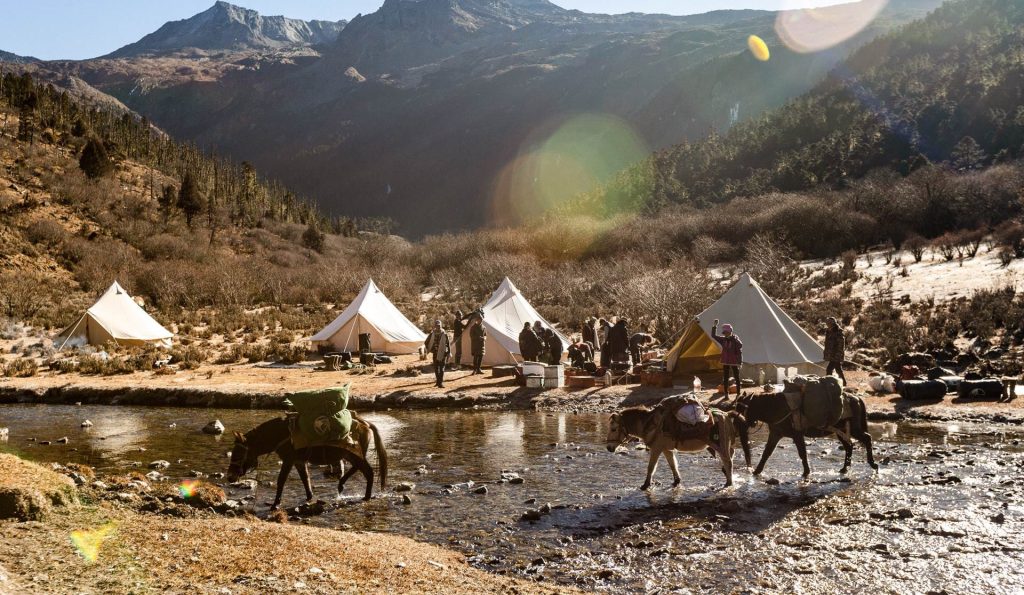 Sur les traces de la mission Liotard Chine camping sauvage au bord d'une rivière