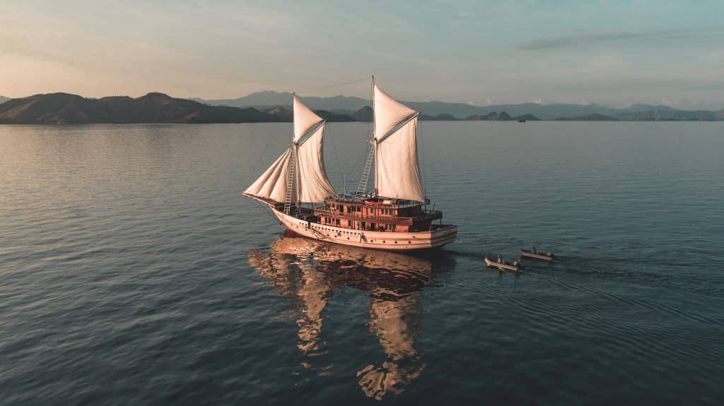 croisière privée parc national de komodo au coucher du soleil