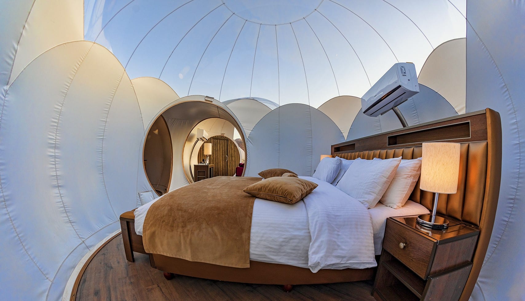 Luxotel Wadi Rum Bubble Jordanie lit de la chambre avec plafond panoramique