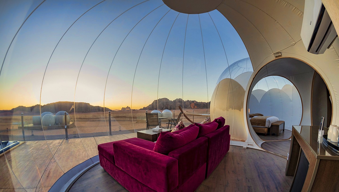 Luxotel Wadi Rum Bubble Jordanie salon avec vue chambre