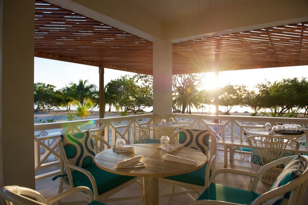 Naïa Resort & Spa Belize table restaurant exterieur avec vue