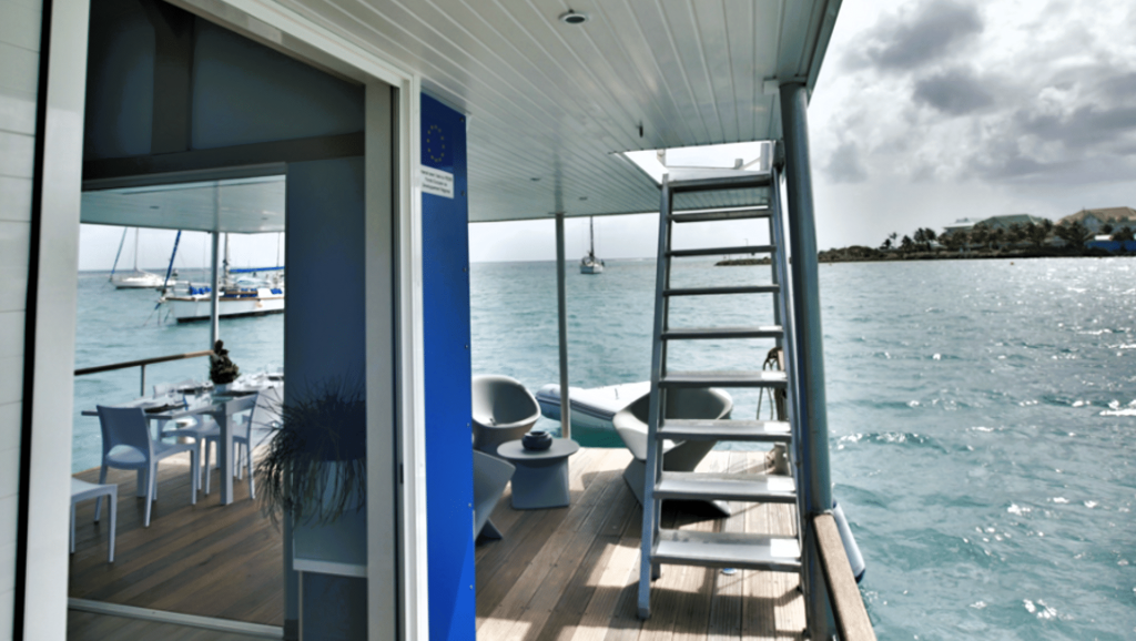 Aqua Lodge Saint Vincent Guadeloupe espace intérieur du bateau