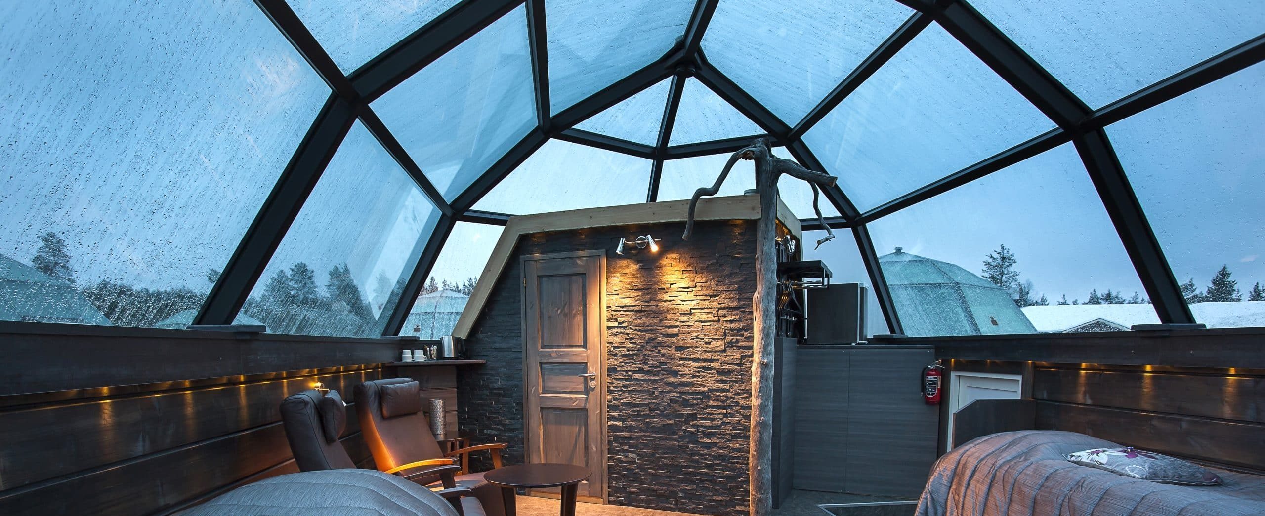 Artic Snow Hotel Finlande chambre plafond de verre