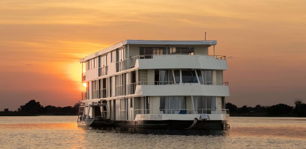 Bateau vue de face lors de sa croisière sur le fleuve Chobe au Botswana