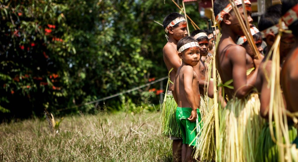 Enfants d'un village lors d'une croisière de luxe et villages indigènes au Pérou