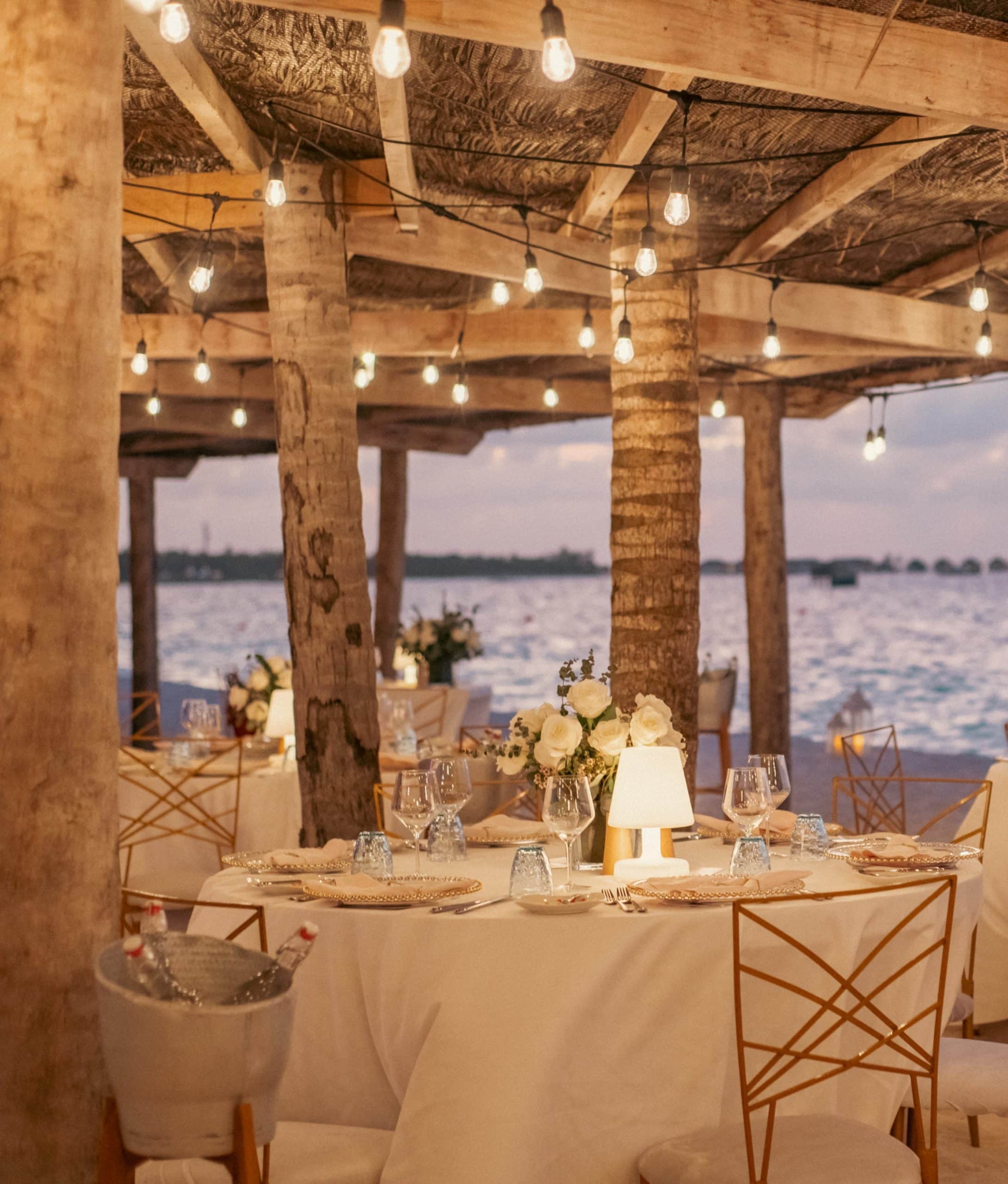Finolhu Baa Atoll Maldives restaurant bord de l'eau