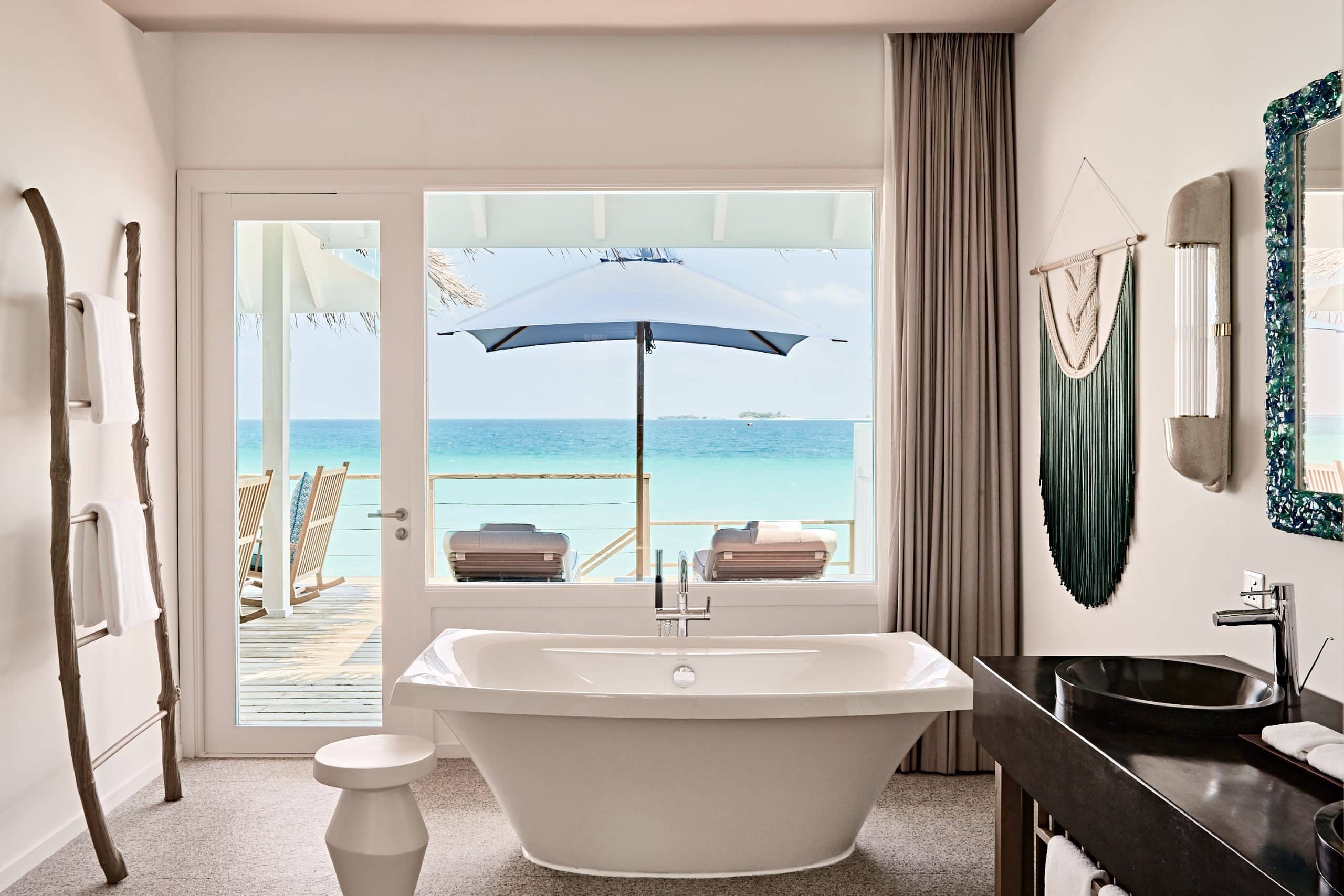 Finolhu Baa Atoll Maldives salle de bain vue mer