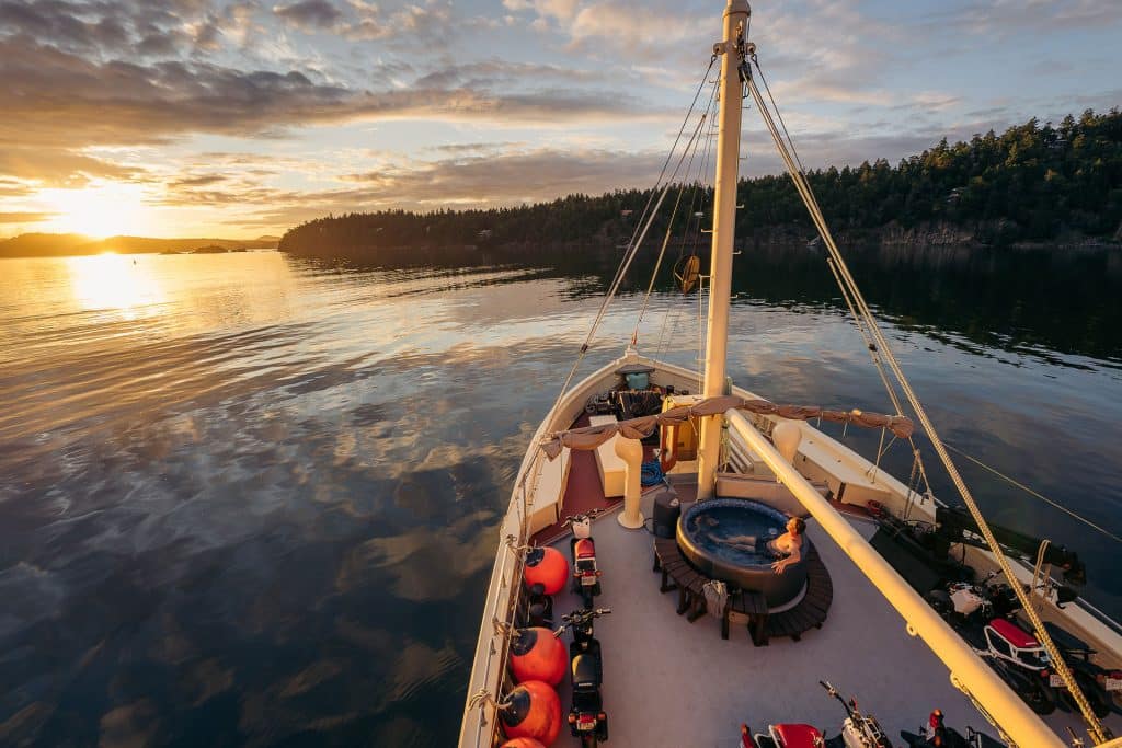 Observer l'horizon depuis le pont lors de sa croisière de luxe en Colombie Britannique au Canada