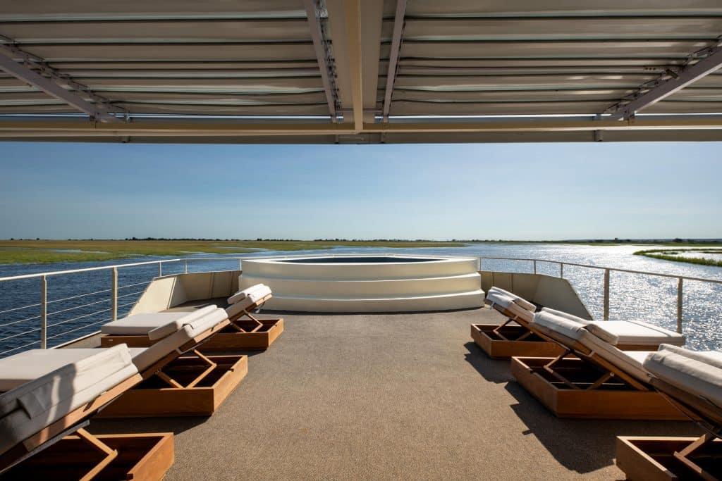 Spa avec vue de son embarcation de luxe lors de sa croisière sur le fleuve Chobe au Botswana