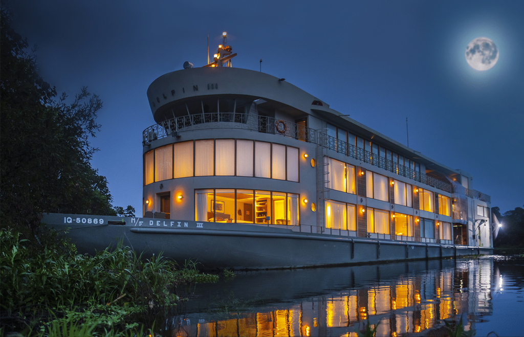 Vue du bateau de nuit lors d'une croisière de luxe et villages indigènes au Pérou