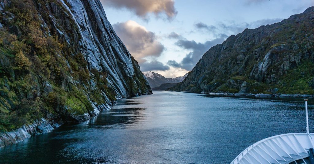 Vue du pont lors d'un croisière dans les fjords en Norvège