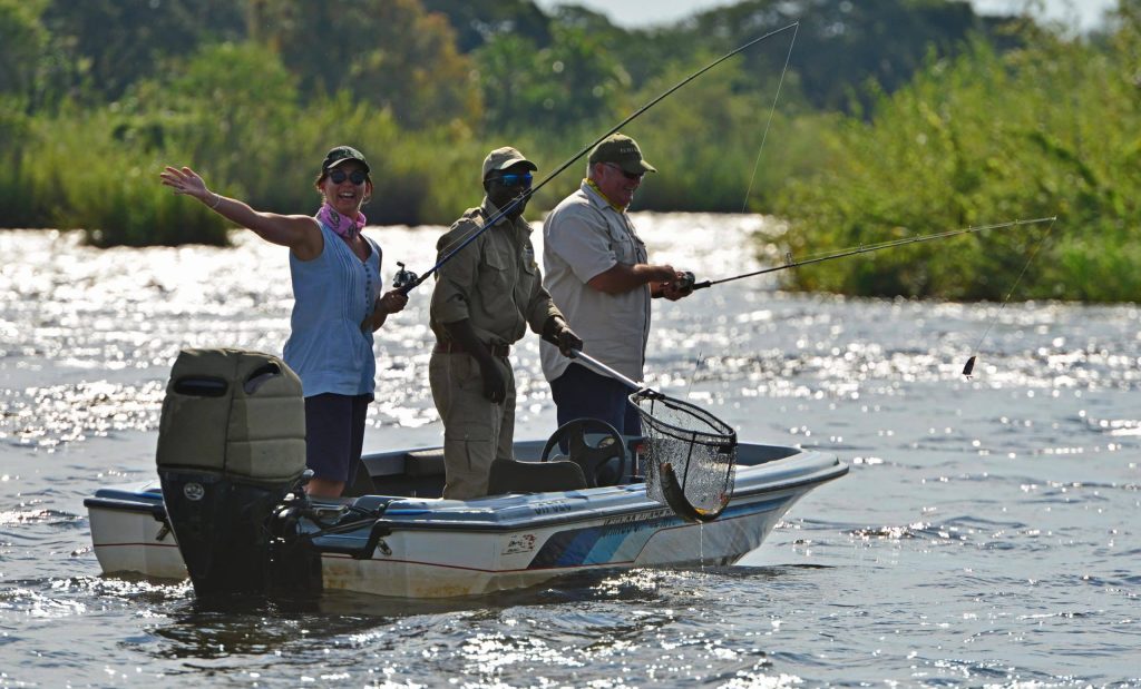 partie de pêche lors de sa croisière sur le fleuve Chobe au Botswana