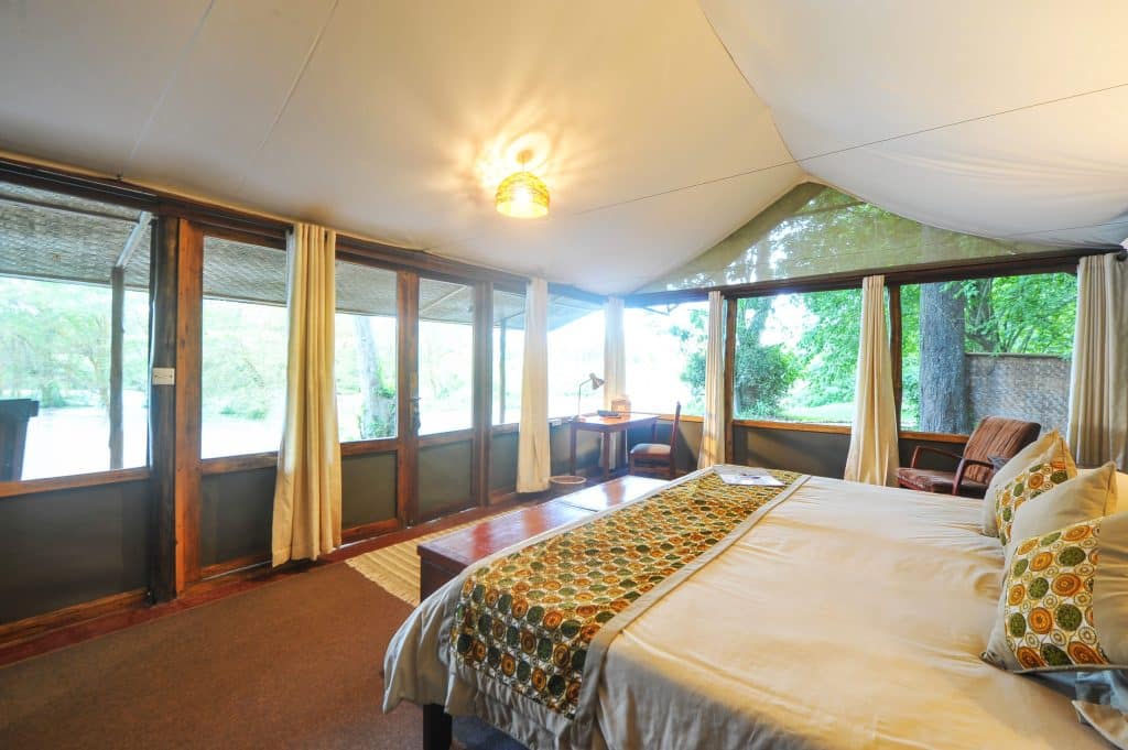 Ishasha Camp Ouganda lit