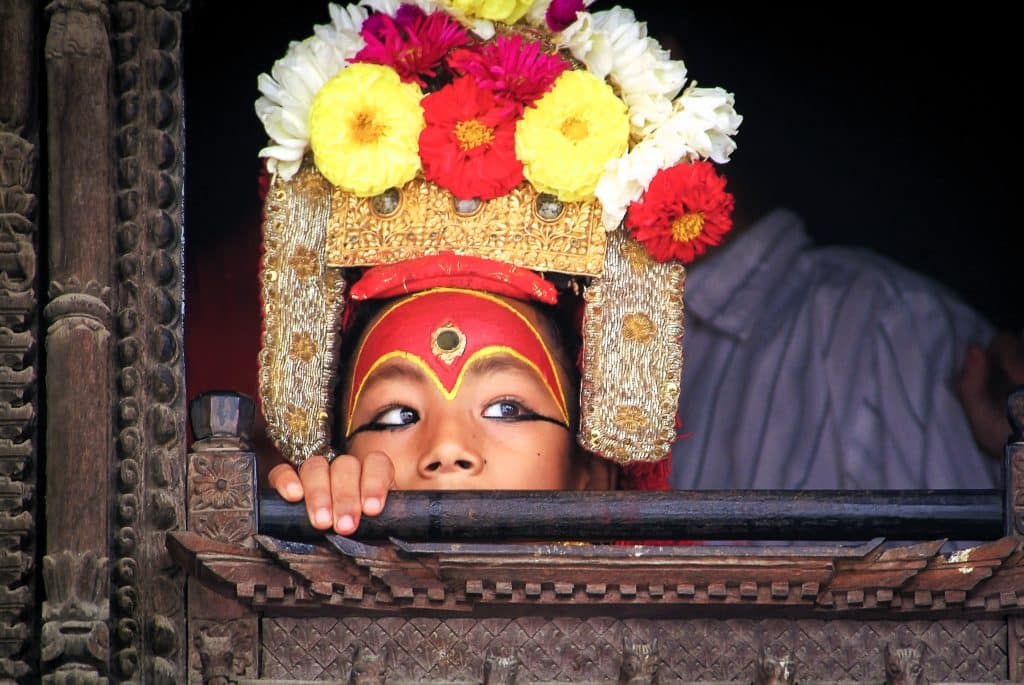 Kumari à la fenêtre du palais Kumari Ghar Rencontre avec une ancienne Kumari à Katmandou Népal