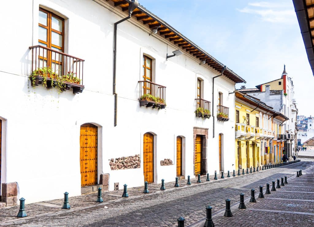Rencontre avec un restaurateur d’art à Quito Rue du centre ville historique de Quito Equateur