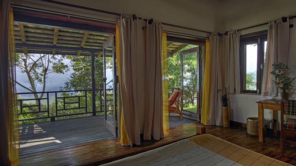 Tiger Mountain Pokhara Lodge Nepal salon avec balcon