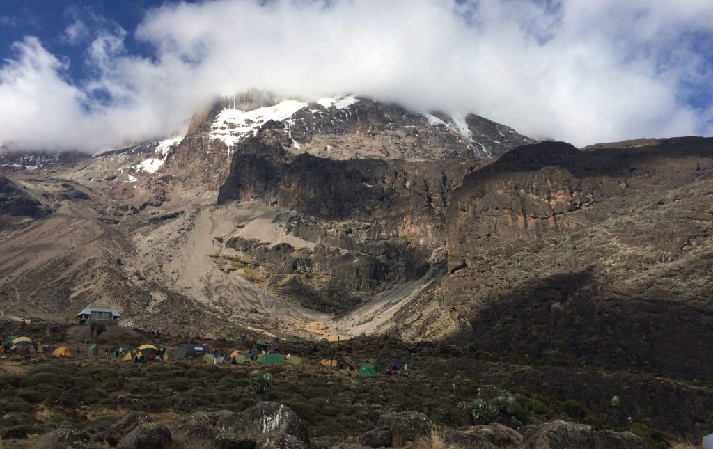 Trek vers le sommet du Kilimandjaro camp de base Kenya