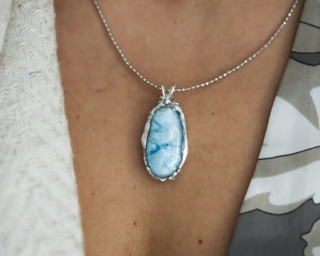 Artisan bijoutier Larimar République dominicaine bijou porté