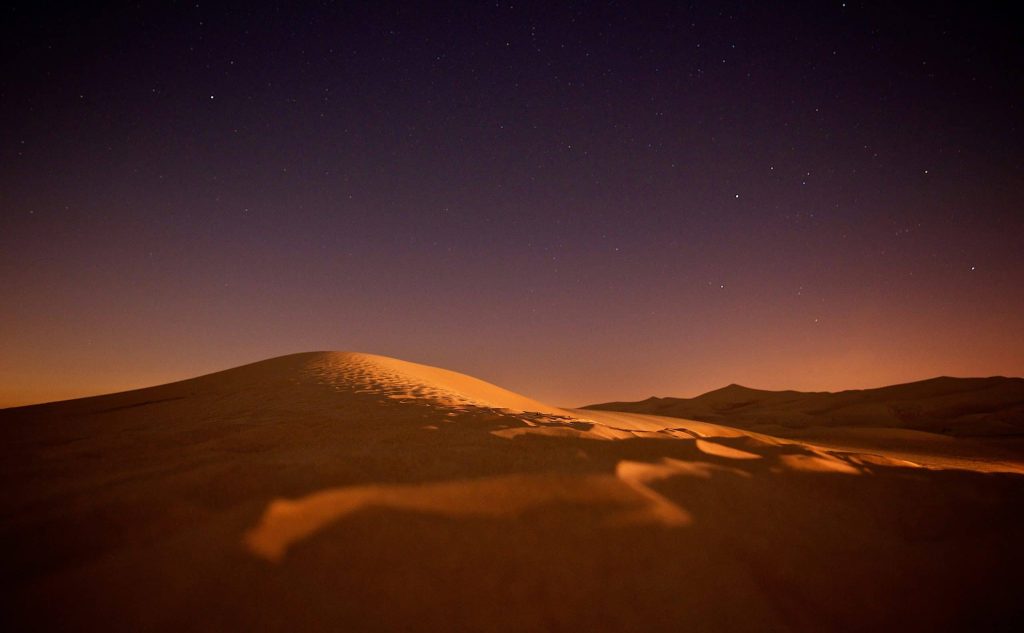 Observation des étoiles dans le ciel de Dubai dunes au crépuscule