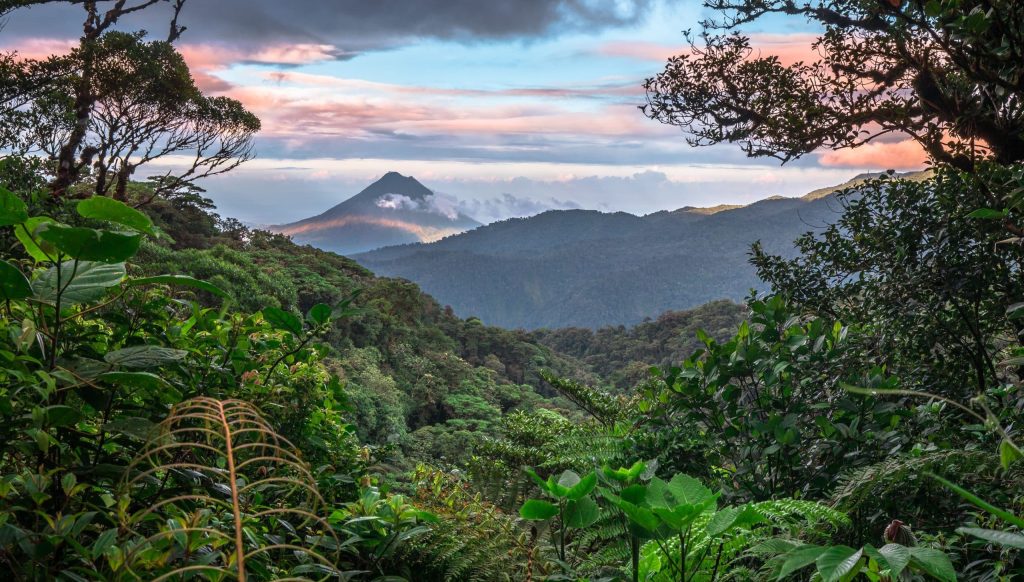 Survol de la forêt de Monteverde sur un parcours de tyroliennes Costa Rica vue sur le volcan Arenal
