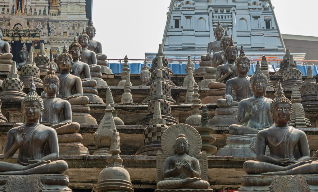 Colombo,,Sri,Lanka,,Gangaramaya,Buddhist,Temple,Architecture.,Many,Buddha,Statues.