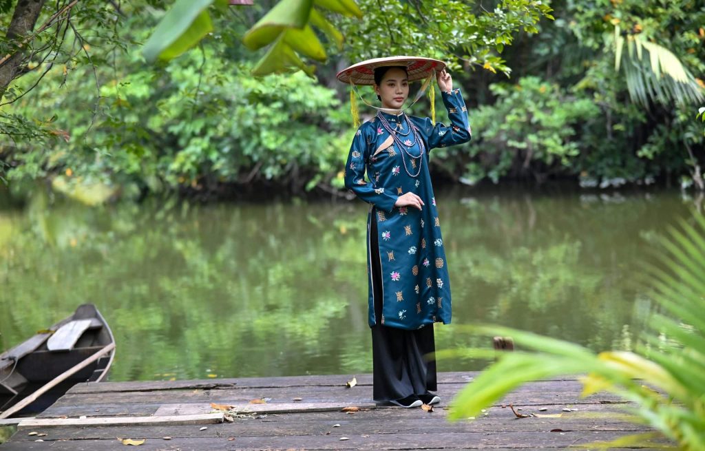 spectacle Ao Dai Saigon Vietnam mannequin portant la tenue traditionnelle