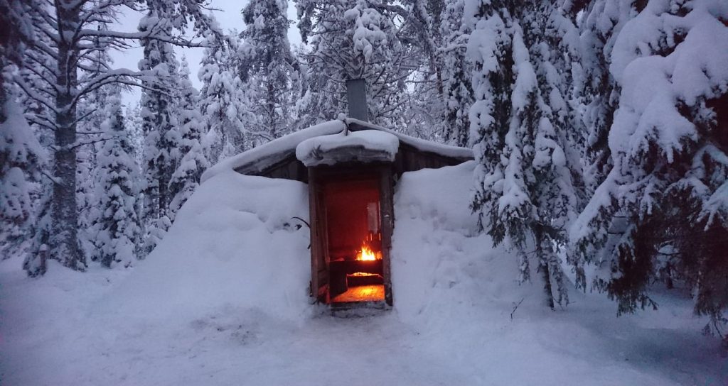 ©Palosaaren porotilA Réveil au milieu des rennes Finlande cabane dans la neige