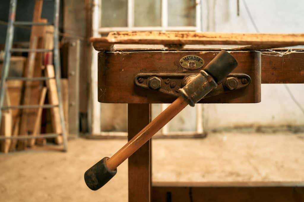 Visite d’un atelier de ferronnerie transformé en village autosuffisant Madagascar outil