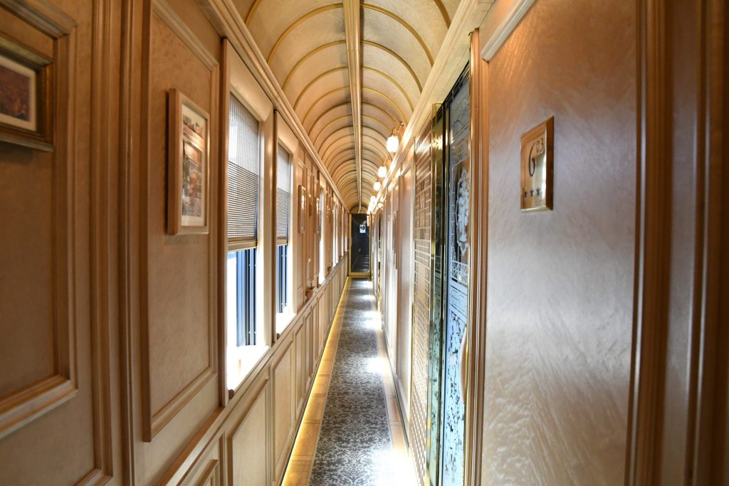 © Kyushu Railway Company Japon couloir