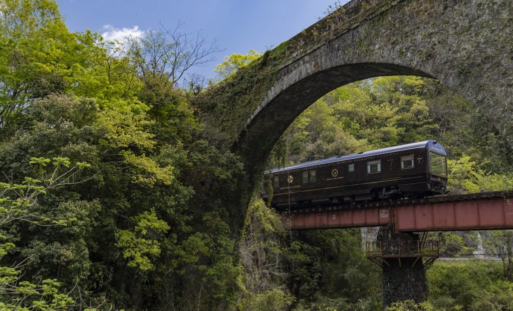 © Kyushu Railway Company Japon passage d'un pont