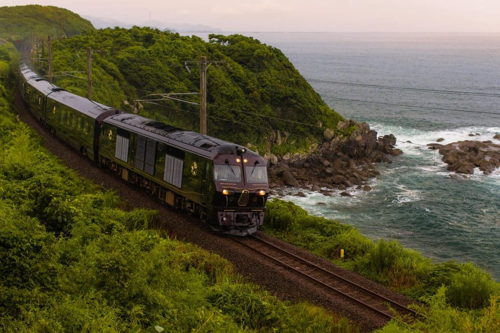 © Kyushu Railway Company Japon train au bord des côtes de Kyushu