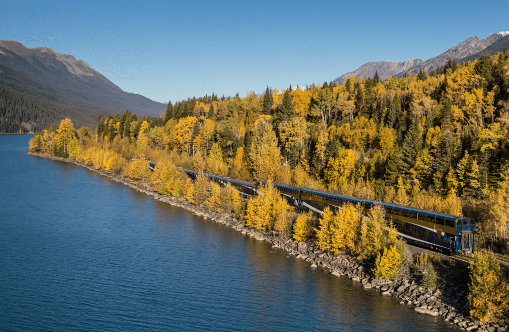 Canada Rocky Mountaineer train à côté d'un lac