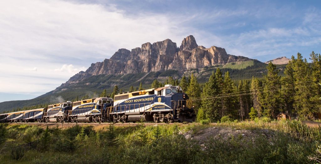 Canada Rocky Mountaineer train vue de côté