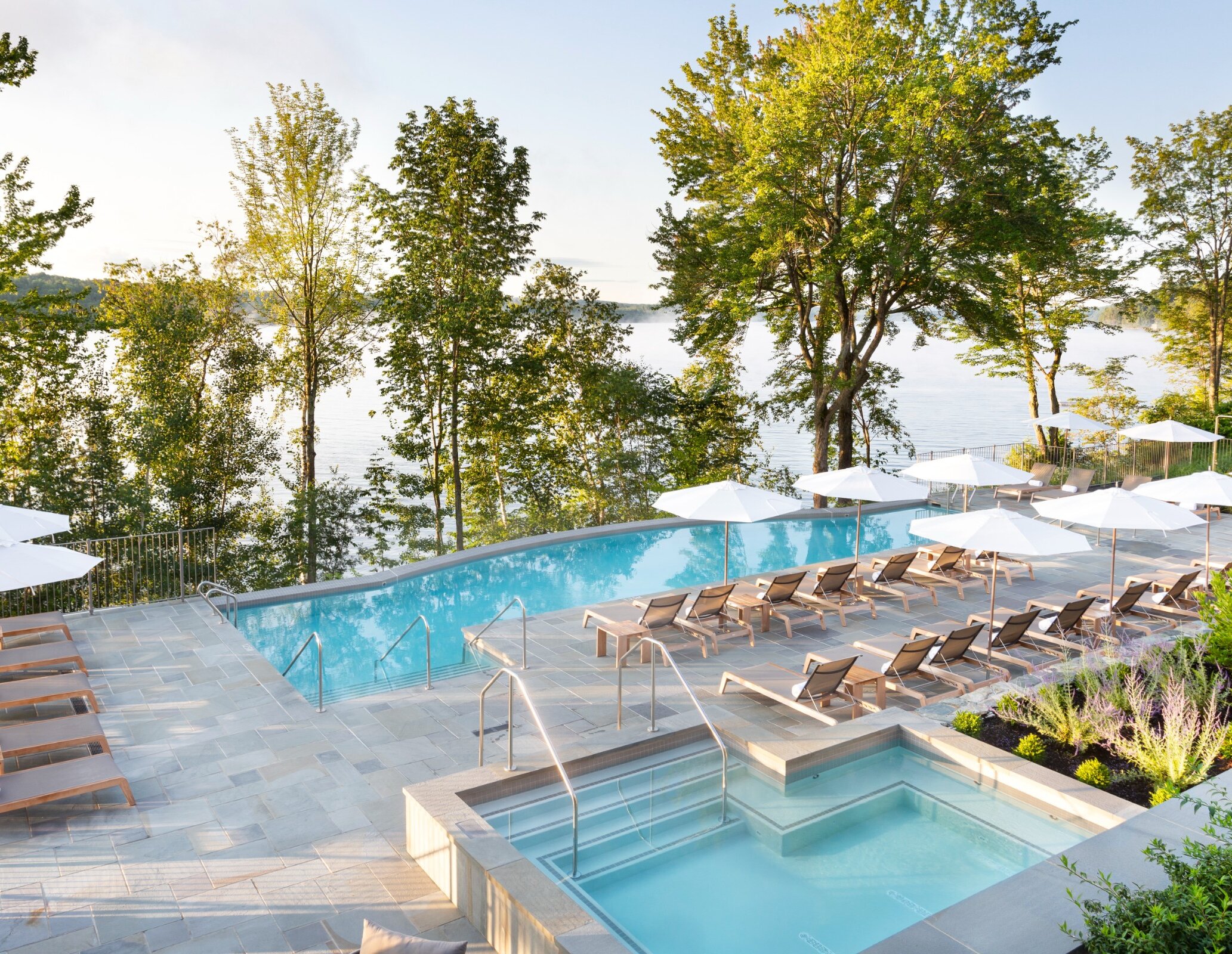 Manoir Hovey Canada piscine vue lac