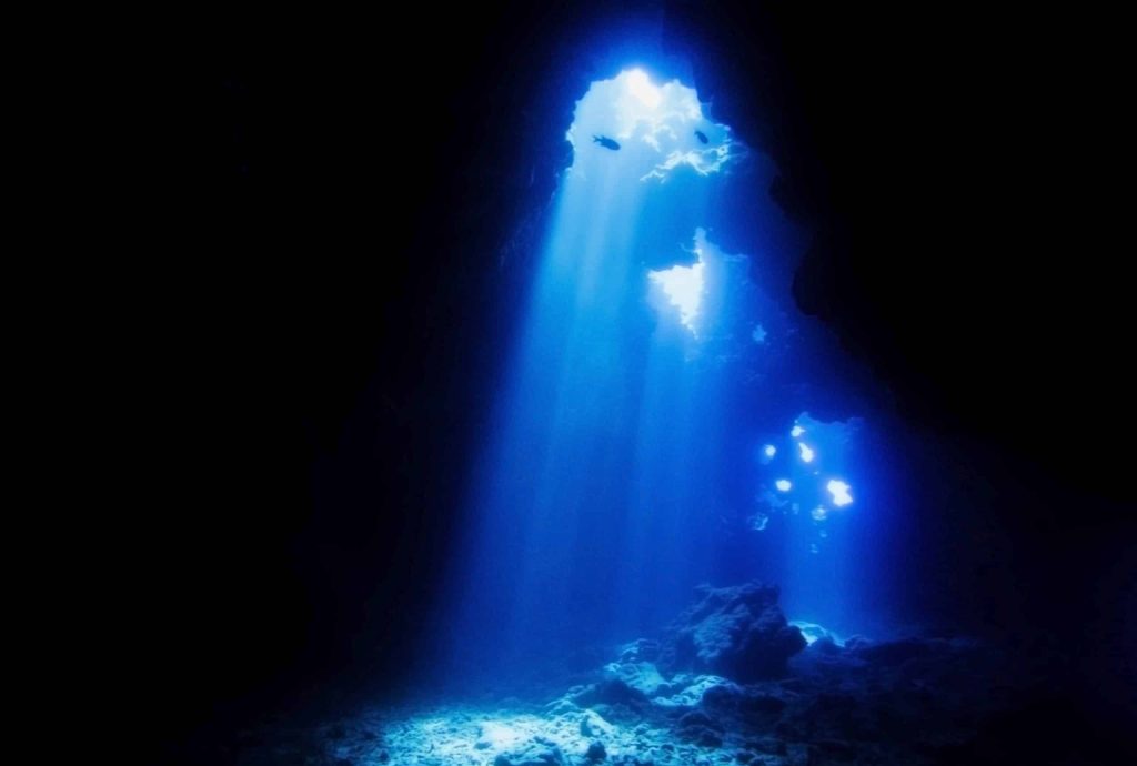 Cathedrals,Dive,Site,Hawaii,With,Beams,Of,Sunlight,Entering,Lava