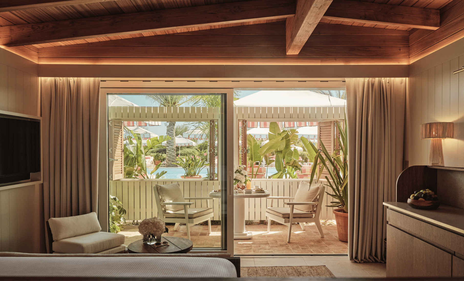 EPI Baie de Pampelonne France bungalow vue piscine