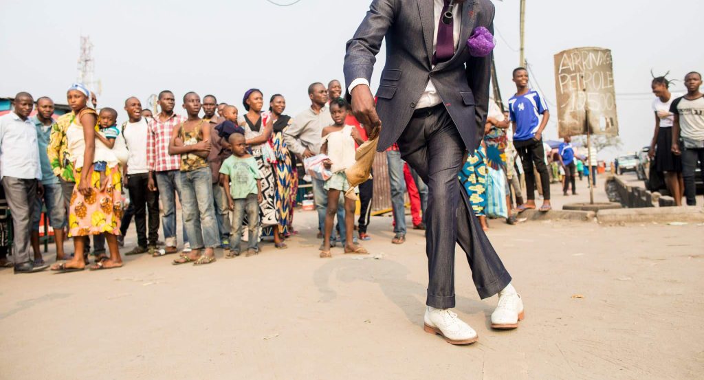 Congo Brazzaville sapeur en pleine démonstration