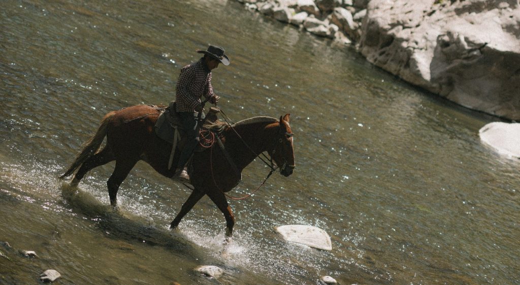 Balade équestre dans le Canyon de Colca cavalier dans l'eau