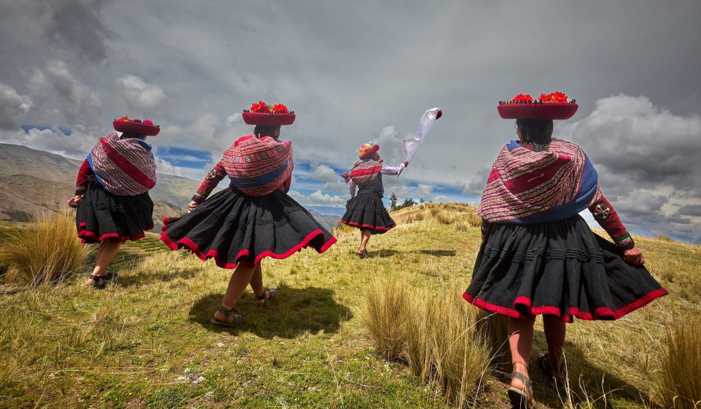 Pérou amphithéâtre de Moray et cérémonies femmes chinchero