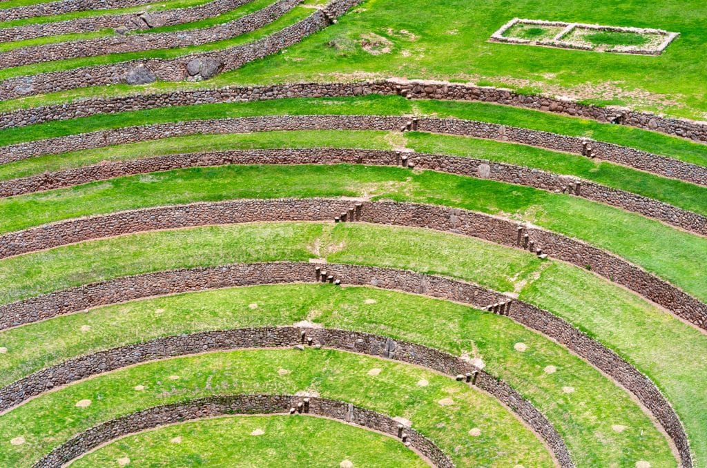 Pérou amphithéâtre de Moray et cérémonies gros plan sur terrasse
