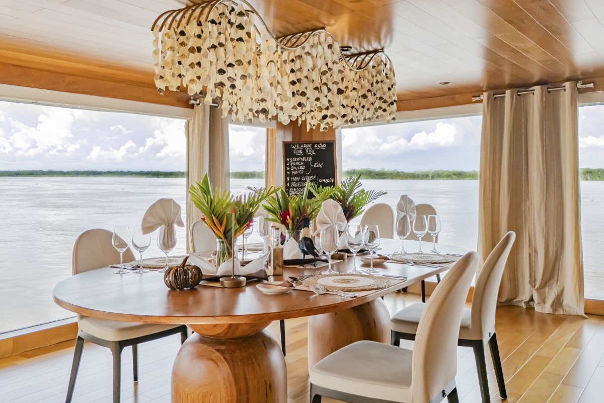 Delfin Amazon Cruises Pérou table du restaurant