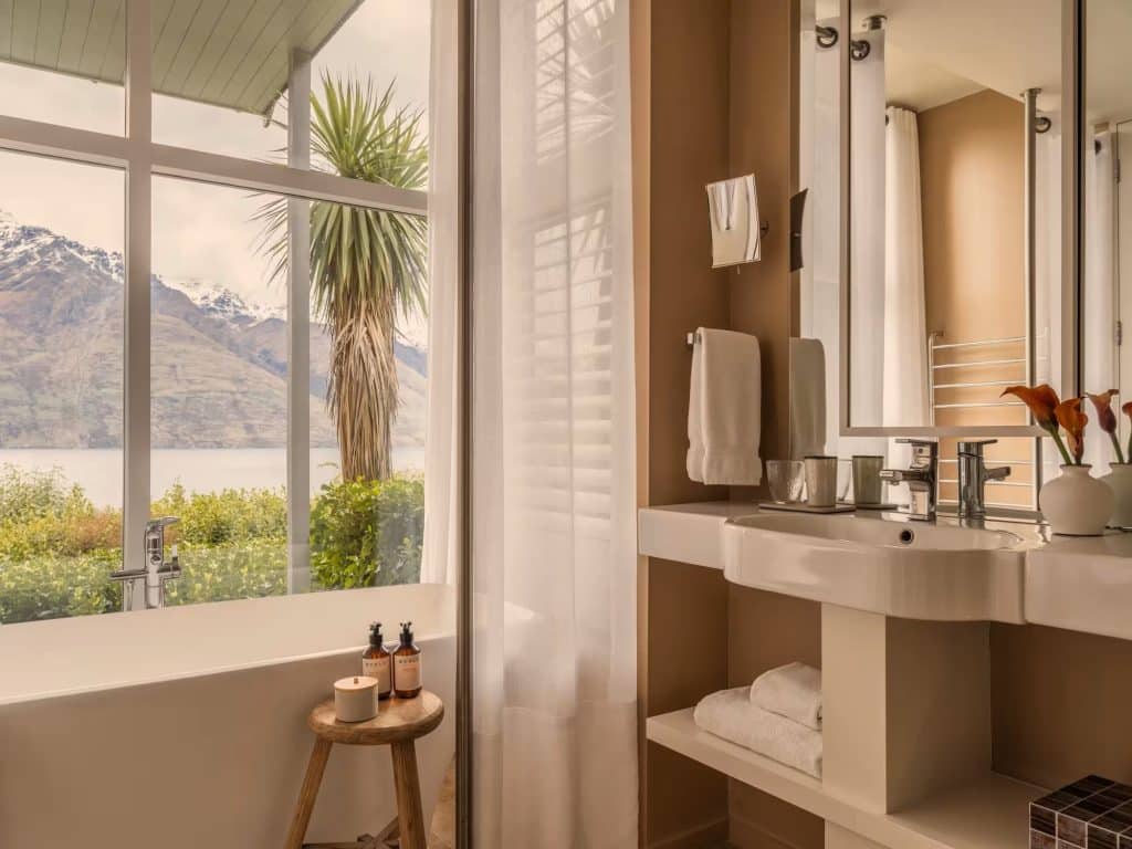 Nouvelle Zélande Rosewood Matakauri salle de bain vue lac