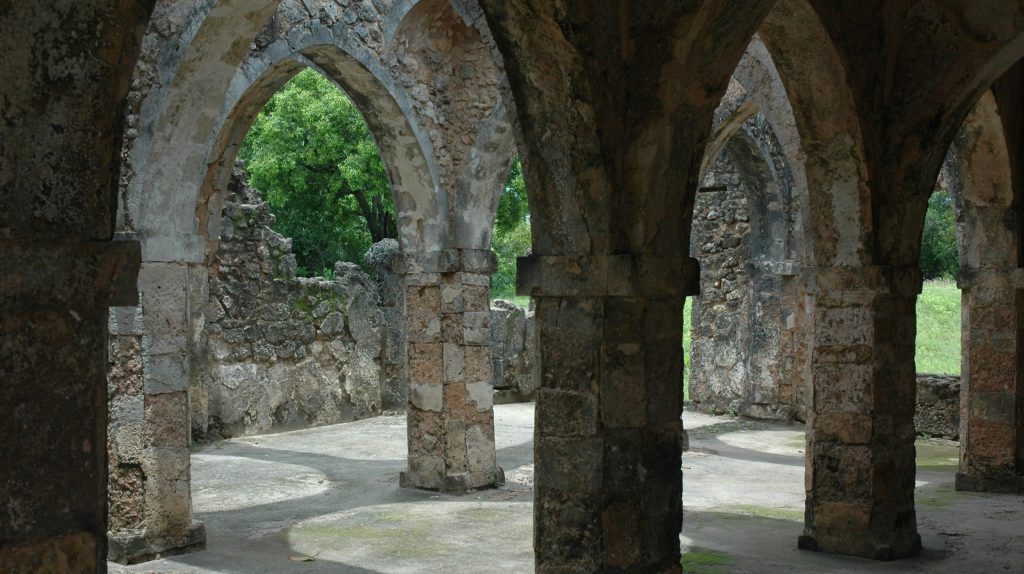 Tanzanie Exploration de Kilwa Kisiwani piliers ©UNESCO Ron von Oers 3