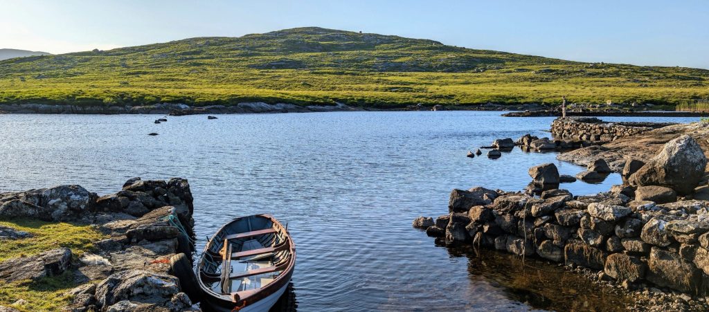 Irlande pêche au saumon dans un lac du Connemara