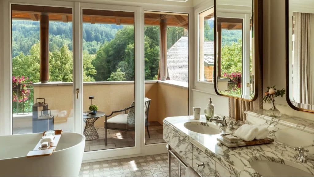 Autriche Rosewood Schloss Fuschl salle de bain vue montagnes