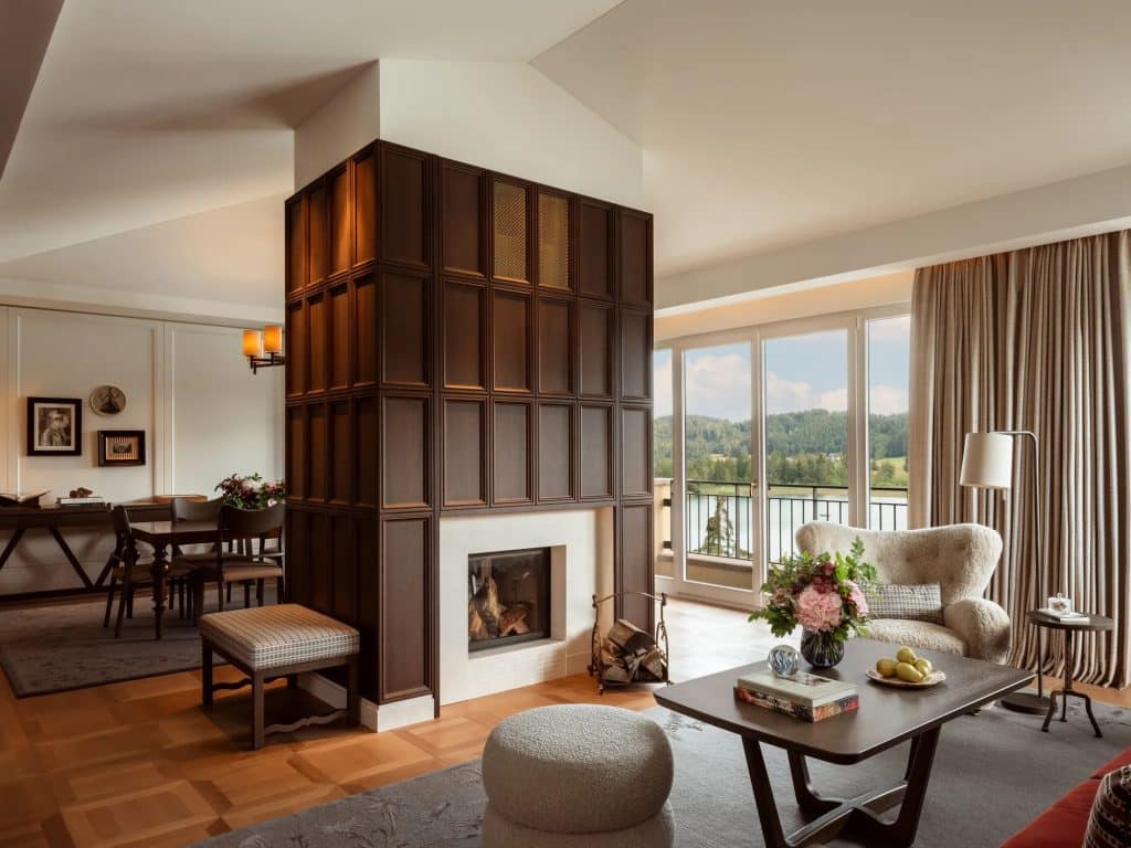 Autriche Rosewood Schloss Fuschl salon avec cheminée vue lac